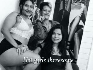 Hot_girls_threesome